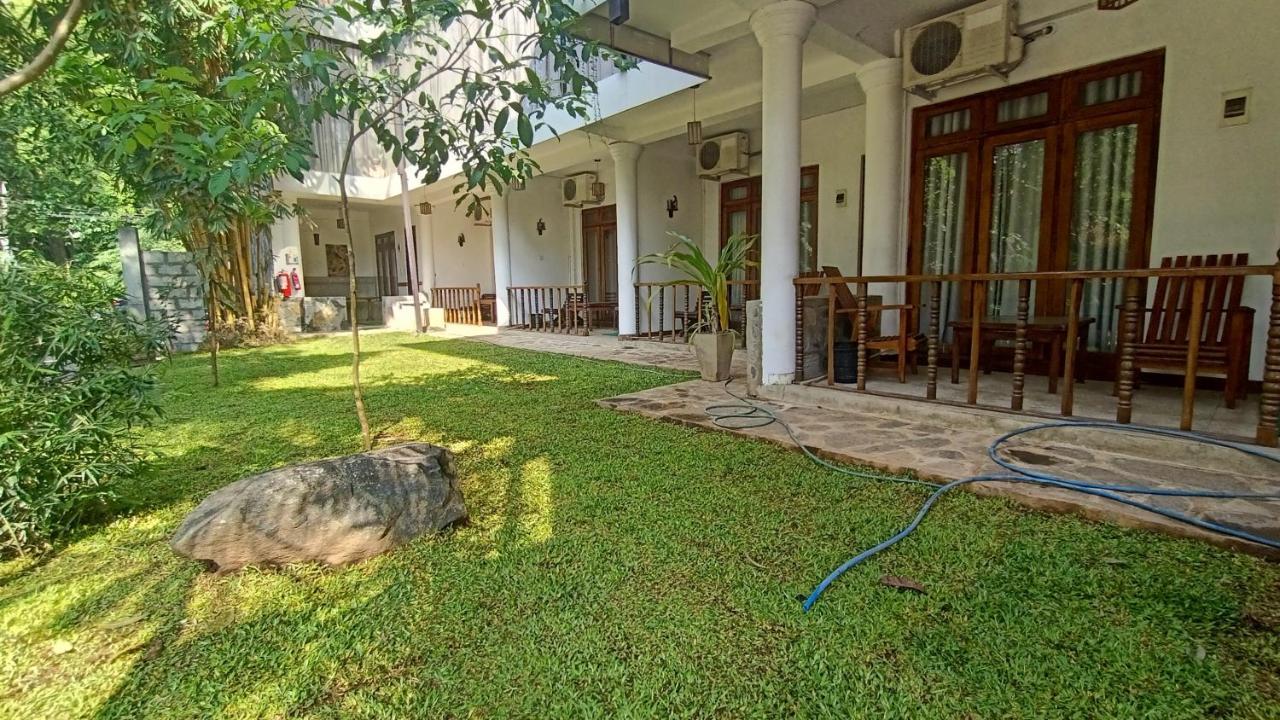 French Garden Канді Екстер'єр фото